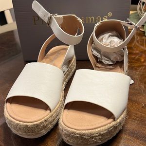 White strap sandals. Size 7.5